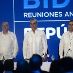 El presidente del Banco Interamericano de Desarrollo (BID), Ilan Goldfajn (i), el presidente de República Dominicana, Luis Abinader (c), y el ministro de Hacienda de República Dominicana, José Manuel Vicente (d), participan en la Asamblea de Gobernadores del Banco Interamericano de Desarrollo (BID), este sábado en Punta Cana (República Dominicana). EFE/ Orlando Barría