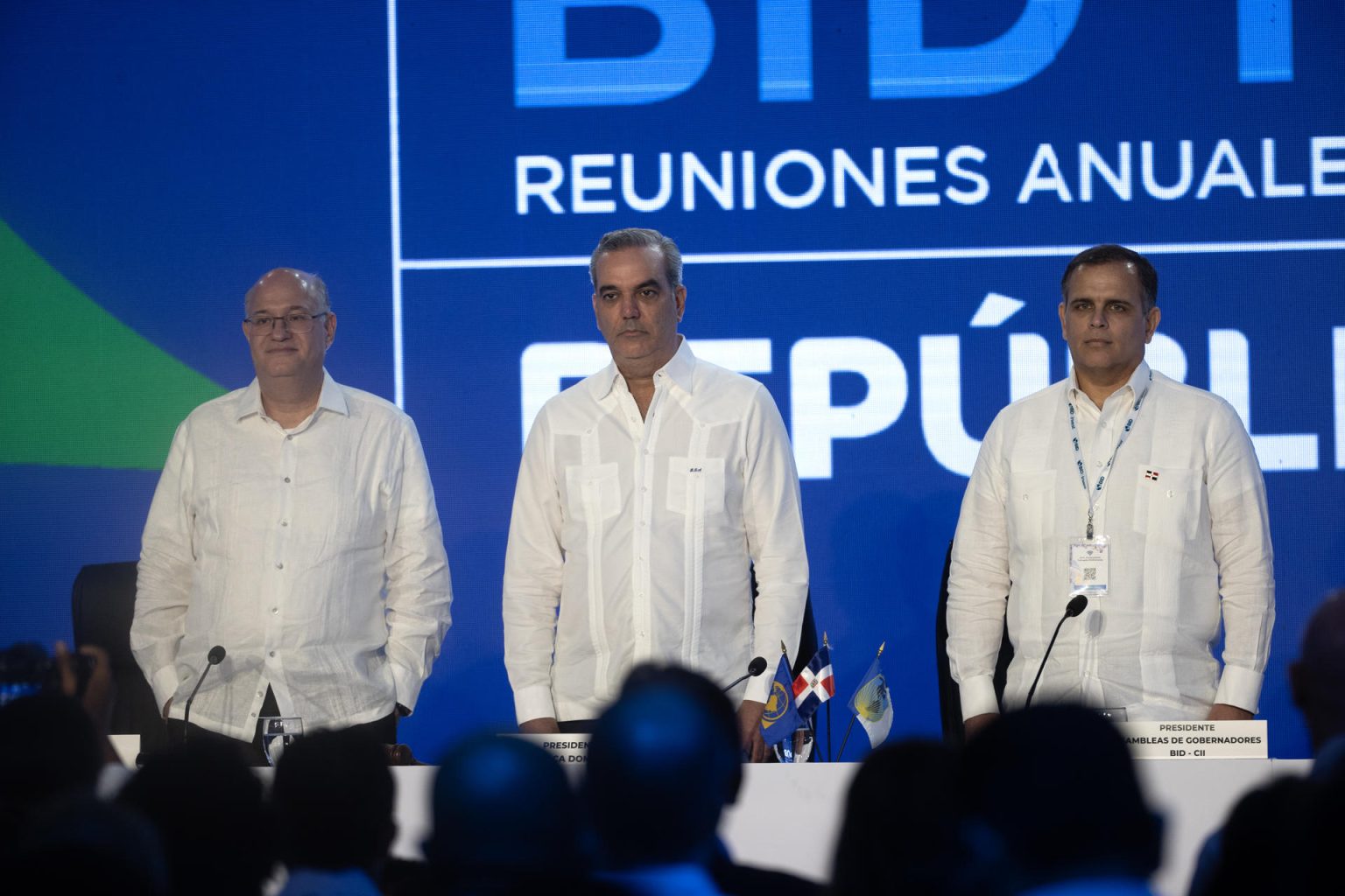 El presidente del Banco Interamericano de Desarrollo (BID), Ilan Goldfajn (i), el presidente de República Dominicana, Luis Abinader (c), y el ministro de Hacienda de República Dominicana, José Manuel Vicente (d), participan en la Asamblea de Gobernadores del Banco Interamericano de Desarrollo (BID), este sábado en Punta Cana (República Dominicana). EFE/ Orlando Barría