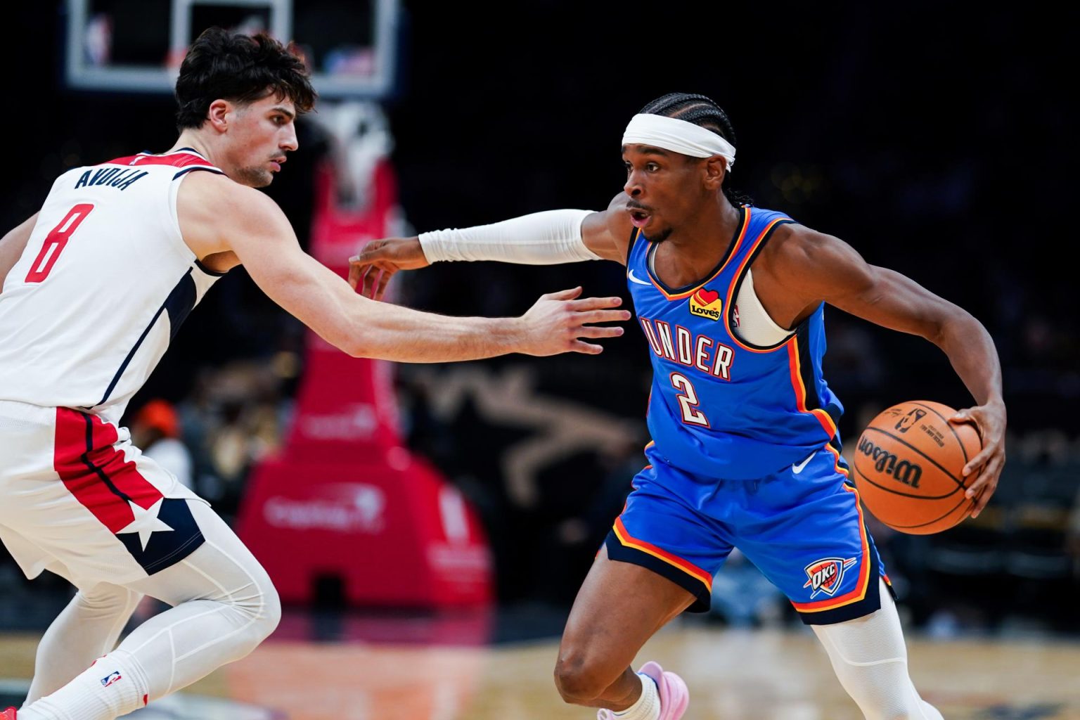 Fotografía de archivo en la que se registró a Shai Gilgeous-Alexander (d), base de los Thunder de Oklahoma City, quien aportó 35 puntos, ocho rebotes y nueve asistencias para guiar el triunfo de su equipo 118-110 sobre los Suns de Phoenix en la NBA. EFE/Will Oliver