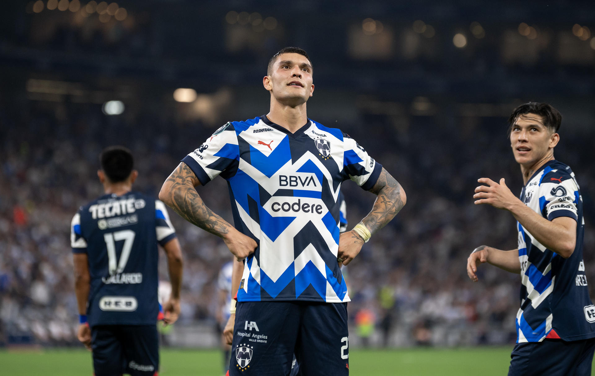 Brandon Vázquez (c), de los Rayados de México, fue registrado este jueves, 14 de marzo, al festejar un gol que le anotó al Cincinnati de Estados Unidos, durante el partido de vuelta de esta llave de los octavos de final de la Copa de Campeones de la Concacaf, en el Estadio BBVA, en Monterrey (México). EFE/Miguel Sierra
