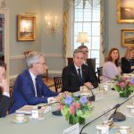 El secretario de Estado estadounidense, Antony Blinken (3-i), habla durante una reunión con el alto representante de la Unión Europea (UE) para Asuntos Exteriores, Josep Borrell (fuera de cuadro), este miércoles en la sede del departamento de Estado en Washington (EEUU). EFE/Octavio Guzmán