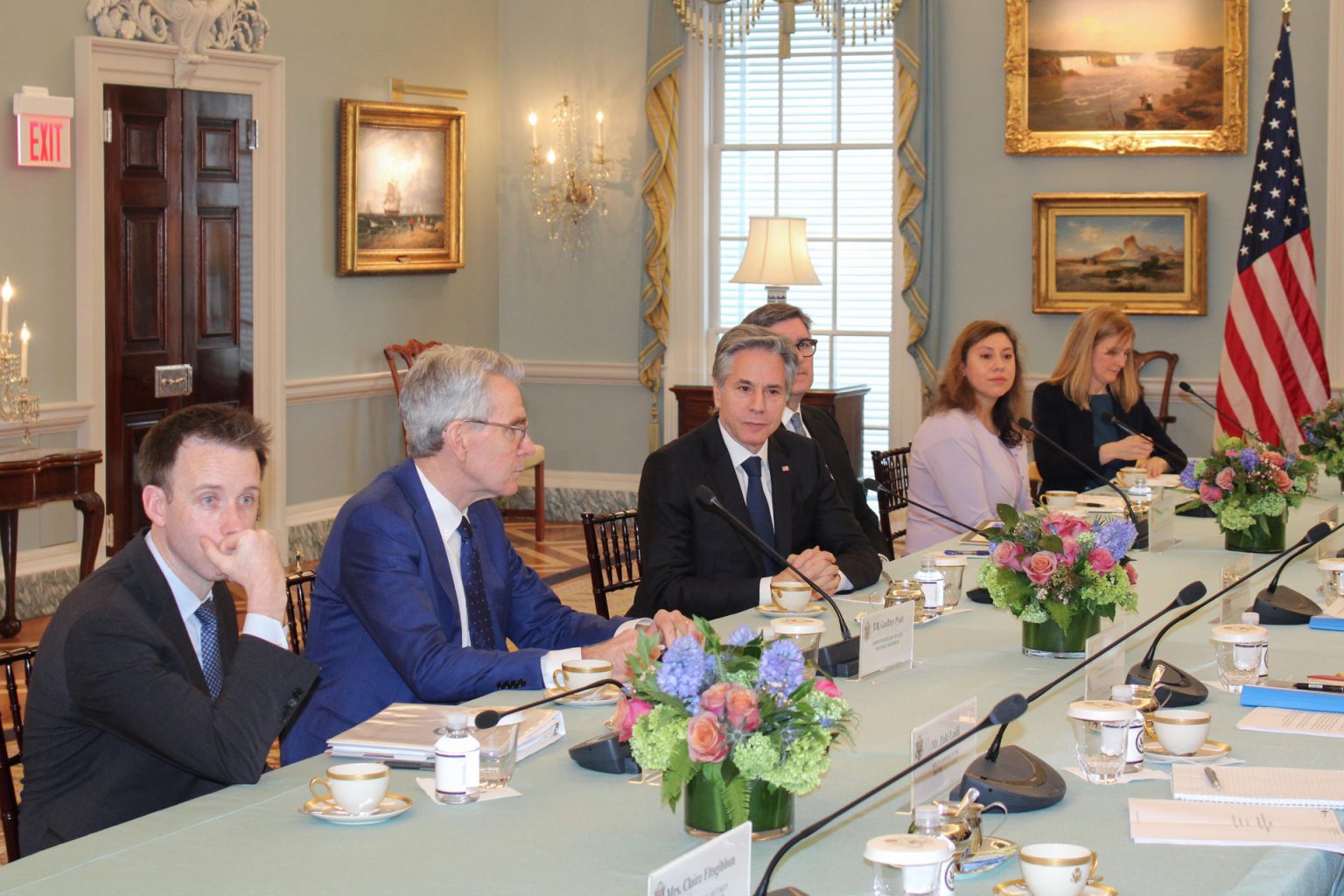 El secretario de Estado estadounidense, Antony Blinken (3-i), habla durante una reunión con el alto representante de la Unión Europea (UE) para Asuntos Exteriores, Josep Borrell (fuera de cuadro), este miércoles en la sede del departamento de Estado en Washington (EEUU). EFE/Octavio Guzmán