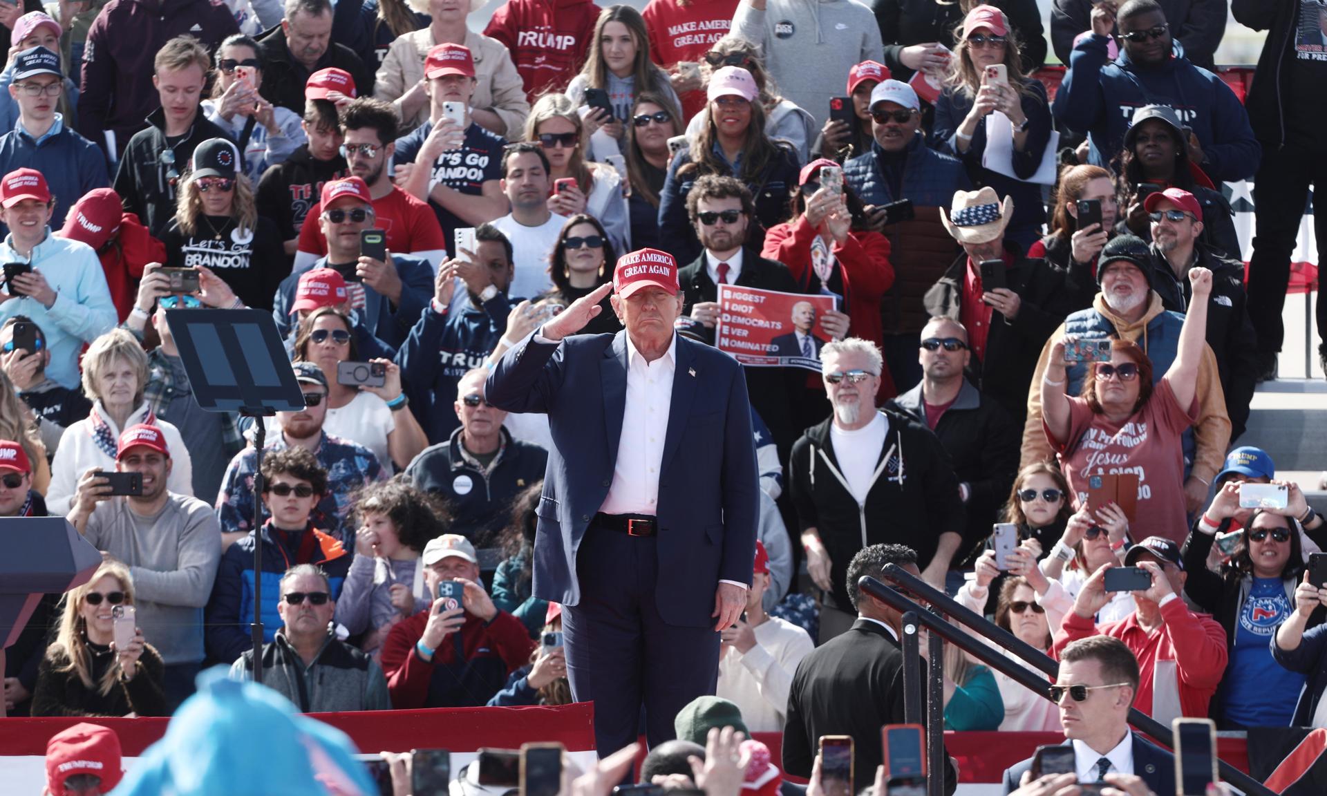 El expresidente y candidato republicano a la presidencia de Estados Unidos, Donald Trump (c), fue registrado este sábado, 16 de marzo, durante un acto proselitista, en Vandalia (Ohio, EE.UU.) EFE/Marck Lyons
