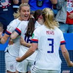 Fotografía de archivo en la que se registró a la futbolista estadounidense Lindsey Horan (i) al celebrar un gol que anotó para la selección de su país. Horan convirtió, de tiro penal, el primero de los tres goles con los que su equipo se impuso a la selección de Colombia y que le permitió el paso a las semifinales de la Copa Oro femenina de la Concacaf. EFE/Peter Powell