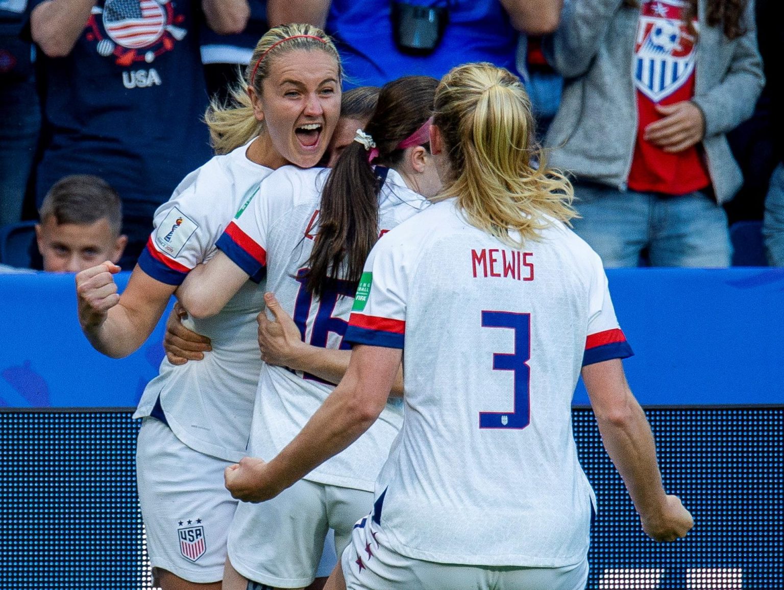 Fotografía de archivo en la que se registró a la futbolista estadounidense Lindsey Horan (i) al celebrar un gol que anotó para la selección de su país. Horan convirtió, de tiro penal, el primero de los tres goles con los que su equipo se impuso a la selección de Colombia y que le permitió el paso a las semifinales de la Copa Oro femenina de la Concacaf. EFE/Peter Powell