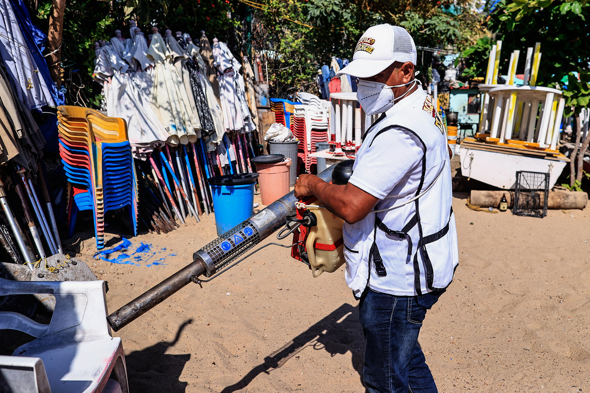 Trabajadores participan en una jornada de fumigación en zonas propensas a la proliferación de los mosquitos transmisores del dengue el 9 de marzo de 2024, en Acapulco (México). EFE/ David Guzmán
