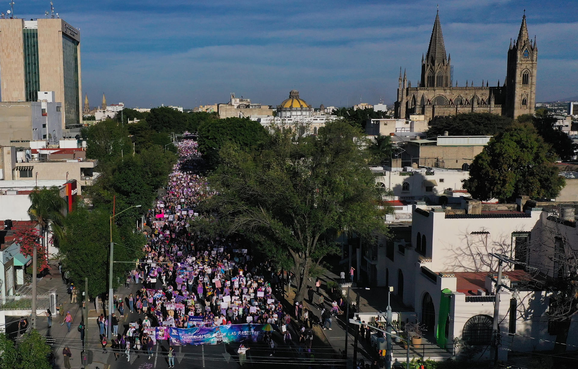 Fotografía aérea que muestra mujeres mientras participan en una marcha con motivo del Día Internacional de la Mujer, este viernes en la ciudad de Guadalajara, Jalisco (México). EFE/Francisco Guasco
