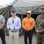 El ministro consejero de la embajada estadounidense en Panamá, John Barrett (2-i), encabeza este lunes la entrega de una donación de material destinado a los migrantes y a las comunidades afectadas por la crisis migratoria a través de la selva del Darién, frontera natural entre el país centroamericano y Colombia, en Metetí, provincia de Darién (Panamá). EFE/ Carlos Lemos