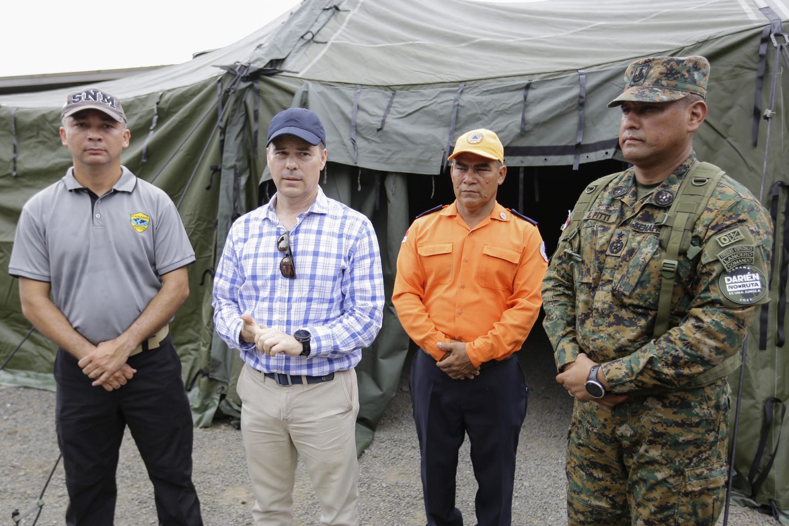 El ministro consejero de la embajada estadounidense en Panamá, John Barrett (2-i), encabeza este lunes la entrega de una donación de material destinado a los migrantes y a las comunidades afectadas por la crisis migratoria a través de la selva del Darién, frontera natural entre el país centroamericano y Colombia, en Metetí, provincia de Darién (Panamá). EFE/ Carlos Lemos