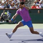 El tenista español Carlos Alcaraz fue registrado este martes, 12 de marzo, al devolverle una bola al húngaro Fabián Marozsan, durante un partido de los octavos de final del Masters 1.000 de Indian Wells, en Indian Wells (California, EE.UU.). Alcaraz se impuso con un doble 6-3. EFE/John G. Mabanglo