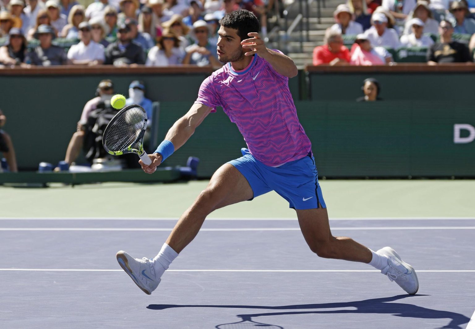 El tenista español Carlos Alcaraz fue registrado este martes, 12 de marzo, al devolverle una bola al húngaro Fabián Marozsan, durante un partido de los octavos de final del Masters 1.000 de Indian Wells, en Indian Wells (California, EE.UU.). Alcaraz se impuso con un doble 6-3. EFE/John G. Mabanglo