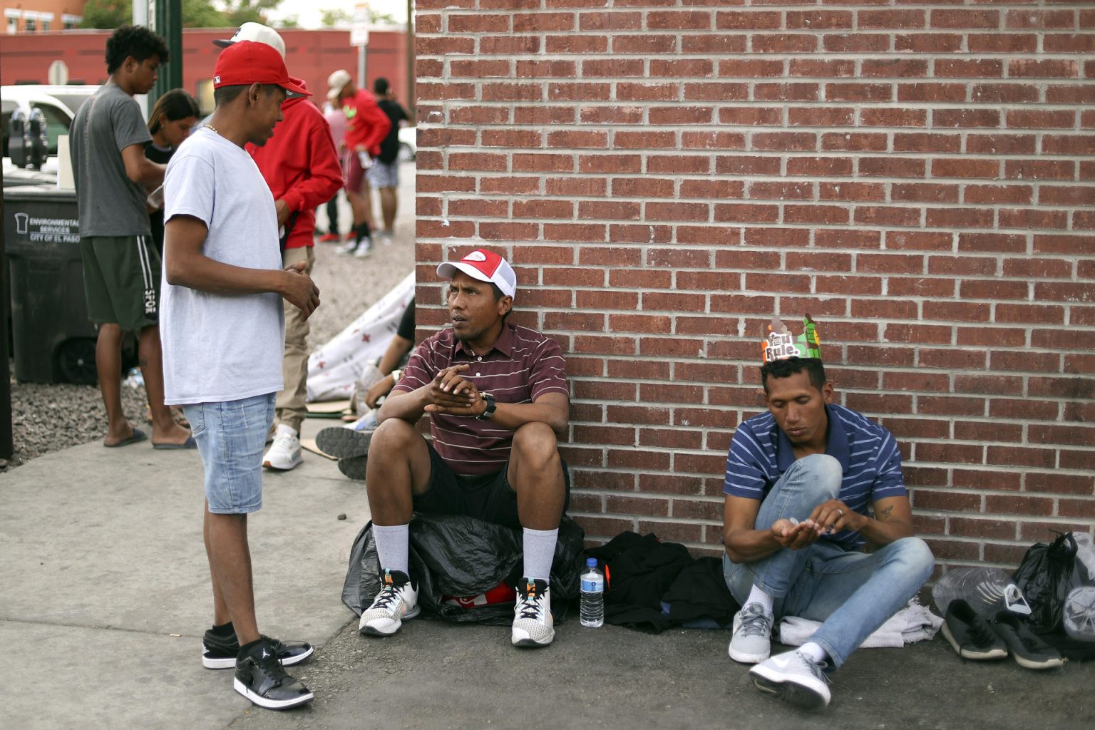 Fotografía de archivo donde aparecen unas personas en una zona acondicionada para migrantes que cruzan desde México, en los alrededores de la iglesia Sagrado Corazón, en el área central de la ciudad fronteriza de El Paso, Texas (EE.UU.). EFE/ Jesús Rosales