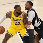 El alero estrella de los Lakers de Los Ángeles, LeBron James (i), fue registrado el pasado 28 de febrero, durante un partido de la NBA, en Los Ángeles (California, EE.UU.). James aportó 19 puntos, once rebotes y ocho asistencias para guiar el triunfo de su equipo 116-104 sobre los Thunder de Oklahoma City. EFE/Allison Dinner