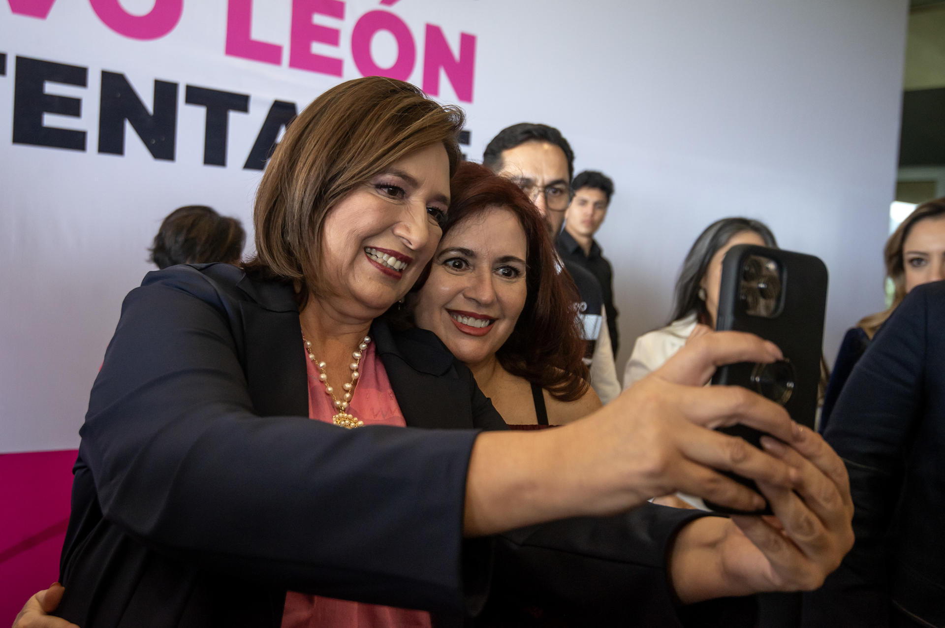 La candidata presidencial de la coalición opositora 'Fuerza y Corazón por México', Xóchitl Gálvez, se toma fotografías con simpatizantes durante su participación en un foro ambiental este sábado, en la ciudad de Monterrey, en Nuevo León (México). EFE/ Miguel Sierra
