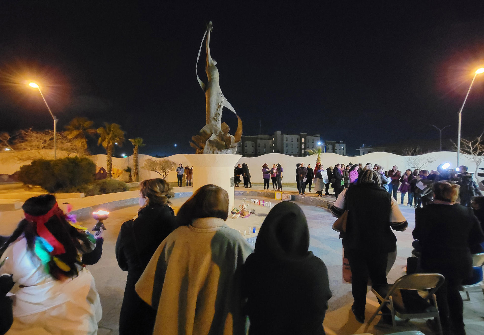 Diferentes agrupaciones feministas y familiares de victimas realizaron una vigilia la madrugada de este viernes, en Ciudad Juárez en el estado de Chihuahua (México). EFE/Luis Torres/MÁXIMA CALIDAD DISPONIBLE
