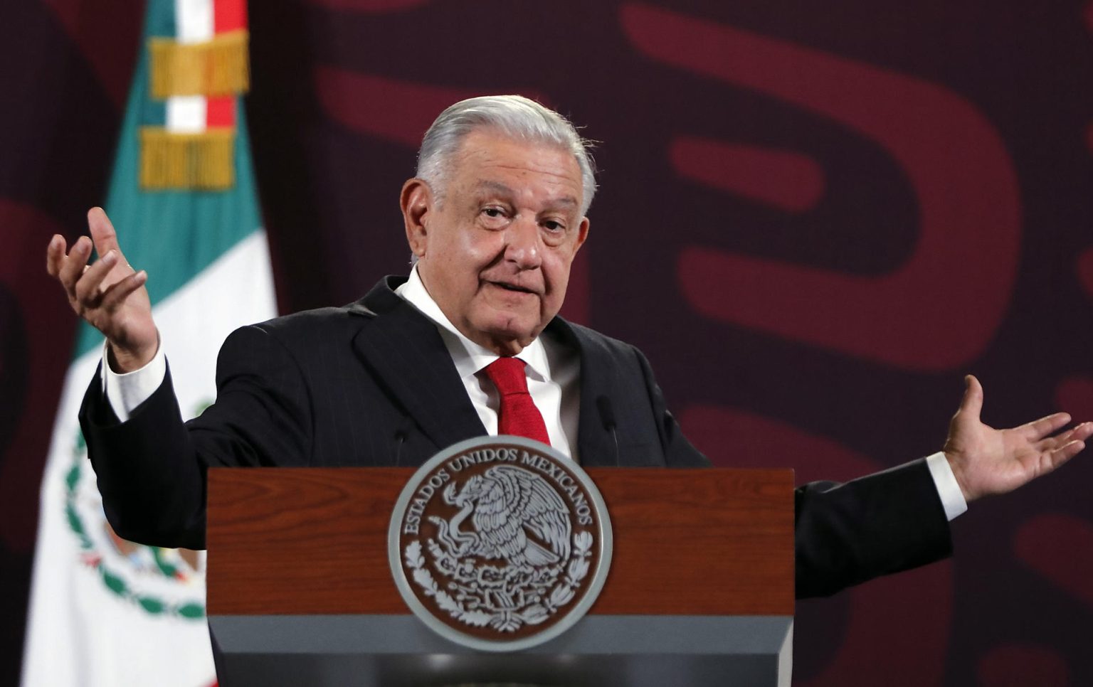 El presidente de México, Andrés Manuel López Obrador, participa durante una conferencia de prensa este martes, en el Palacio Nacional, en la Ciudad de México (México). EFE/Mario Guzmán