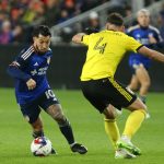 Fotografía de archivo en la que se registró al argentino Luciano Acosta (i), atacante del club estadounidense de fútbol FC Cincinnati, durante un partido de la MLS, en el TQL Stadium, en Cincinnati (Ohio, EE.UU.). EFE/Mark Lyons