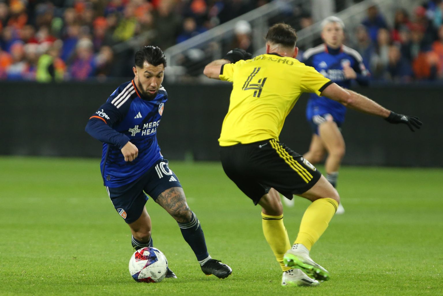 Fotografía de archivo en la que se registró al argentino Luciano Acosta (i), atacante del club estadounidense de fútbol FC Cincinnati, durante un partido de la MLS, en el TQL Stadium, en Cincinnati (Ohio, EE.UU.). EFE/Mark Lyons