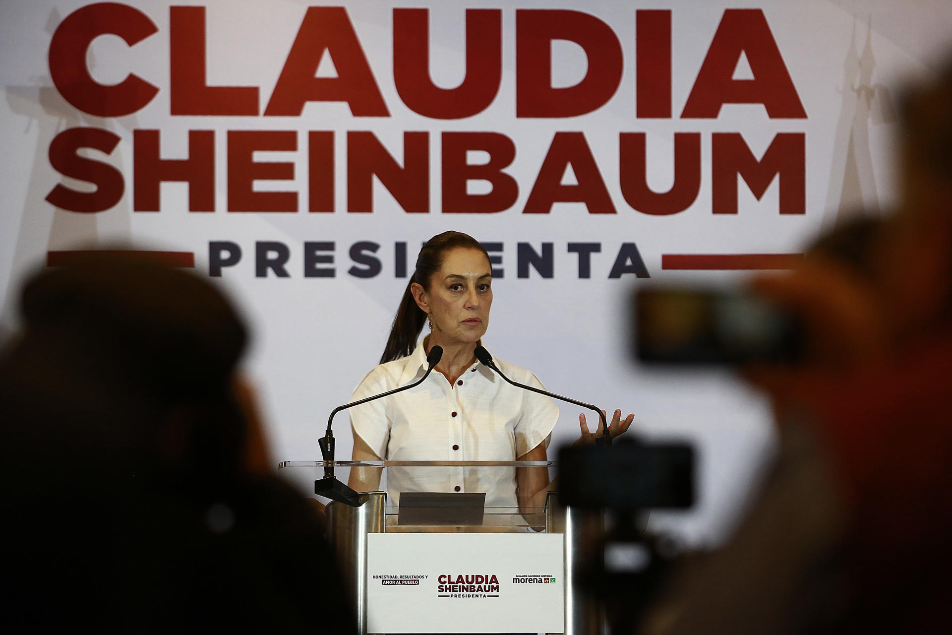 La candidata presidencial de la coalición Sigamos Haciendo Historia Claudia Sheinbaum habla este sábado durante un acto de campaña, en Ciudad Juárez (México). EFE/Luis Torres
