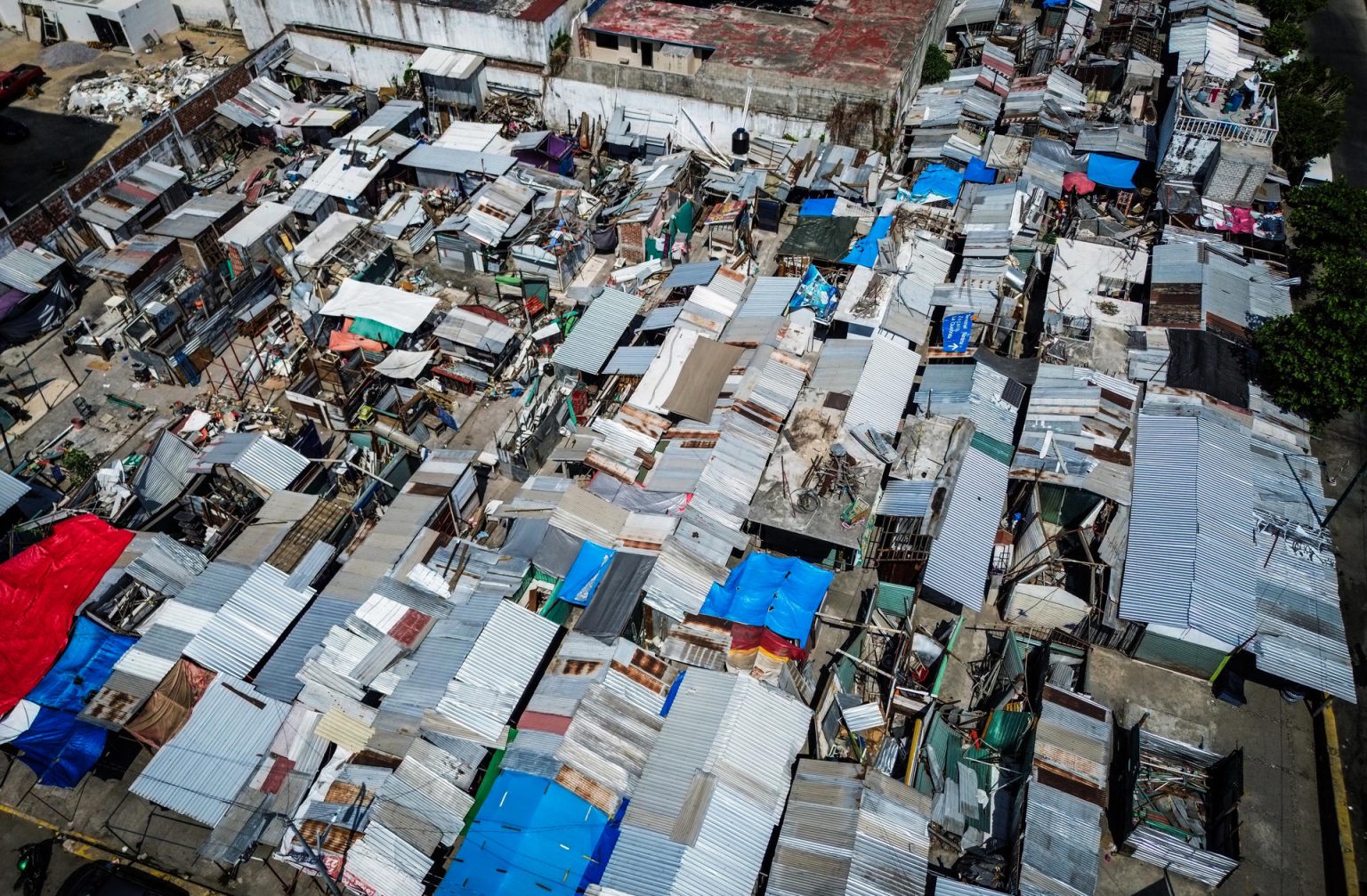 Fotografía del 15 de marzo de 2024, donde muestra locales del mercado de artesanías Papagayo, destruidos tras el paso del huracán Otis, en el balneario de Acapulco, estado de Guerrero (México). EFE/David Guzmán