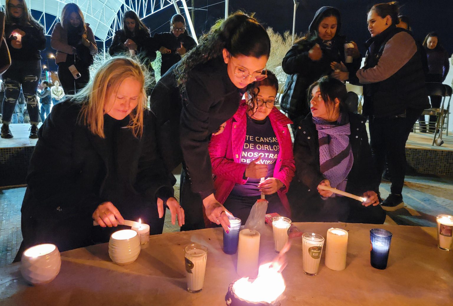 Diferentes agrupaciones feministas y familiares de victimas realizaron una vigilia la madrugada de este viernes, en Ciudad Juárez en el estado de Chihuahua (México). EFE/Luis Torres