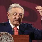 El presidente de México, Andrés Manuel López Obrador, habla durante su conferencia de prensa matutina este lunes, en el Palacio Nacional de la Ciudad de México (México). EFE/ José Méndez