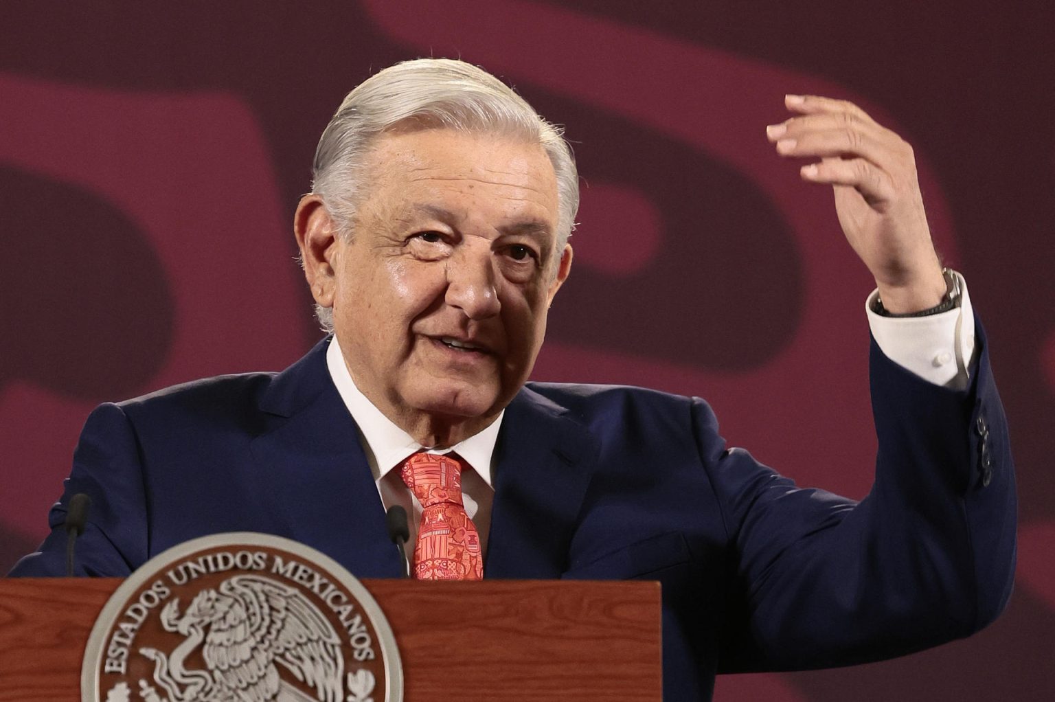 El presidente de México, Andrés Manuel López Obrador, habla durante su conferencia de prensa matutina este lunes, en el Palacio Nacional de la Ciudad de México (México). EFE/ José Méndez