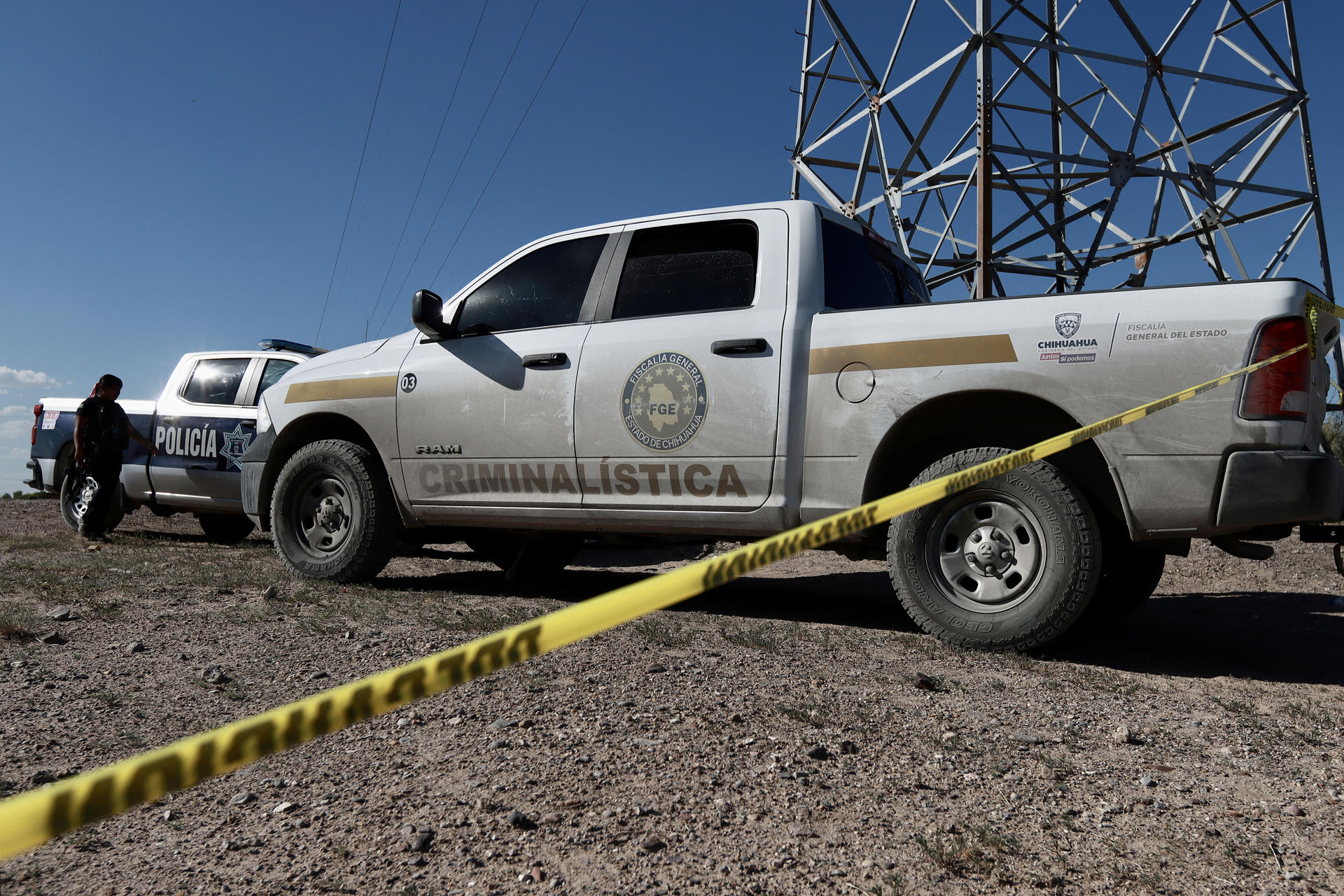 Personal de la policía municipal y criminalística resguardan la zona donde se localizó una fosa clandestina con seis cuerpos, este jueves en Ciudad Juárez (México). EFE/Luis Torres
