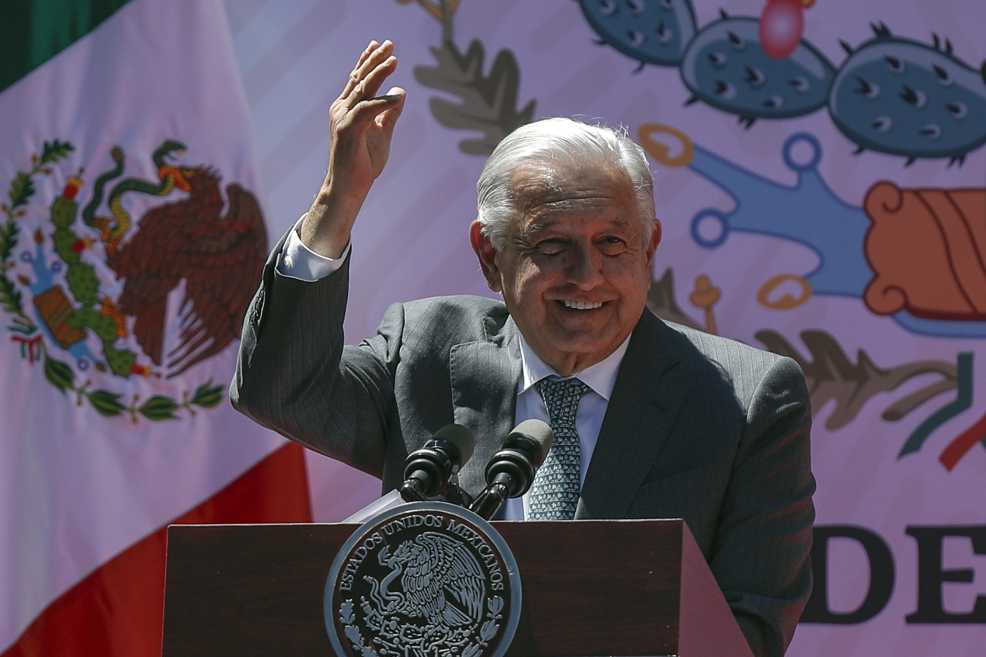 El presidente de México, Andrés Manuel López Obrador, habla durante la ceremonia por el 86 Aniversario de la Expropiación Petrolera, este lunes en Ciudad de México (México). . EFE/Isaac Esquivel
