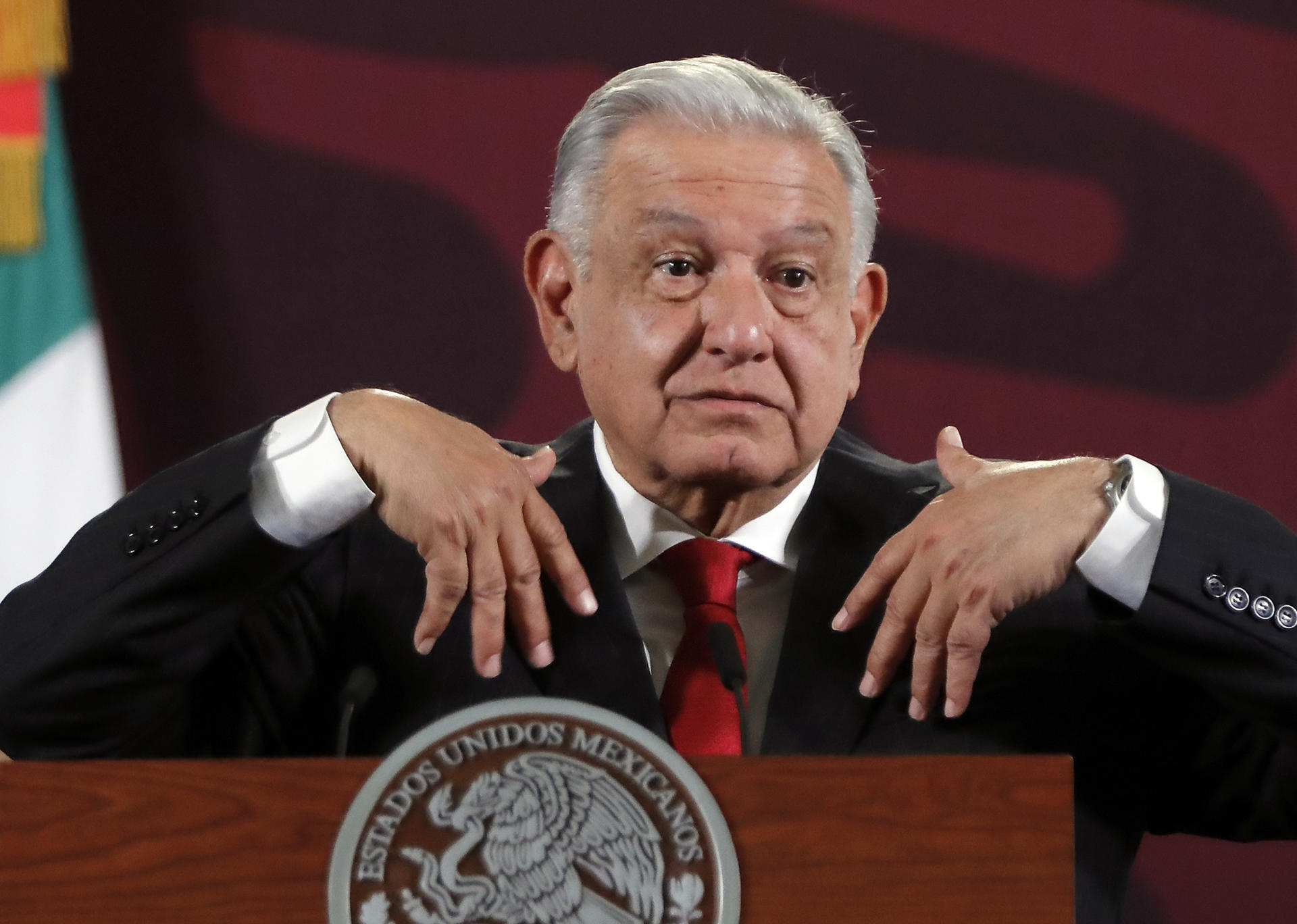 El presidente de México, Andrés Manuel López Obrador, participa durante una conferencia de prensa este martes, en el Palacio Nacional, en la Ciudad de México (México). EFE/Mario Guzmán
