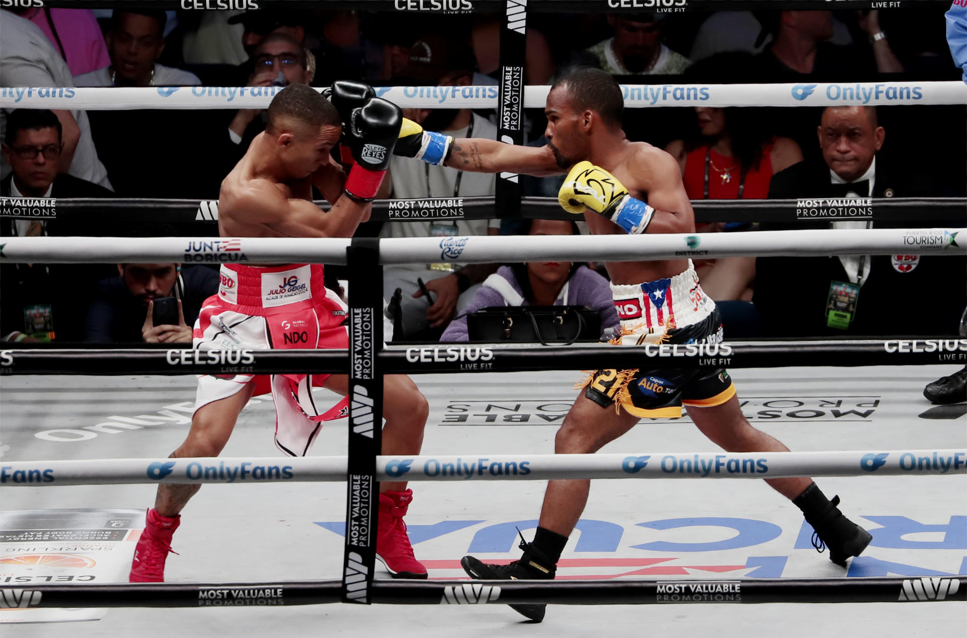 Los boricuas Rene Santiago (d) y Bomba Gonzalez (i) pelean este sábado en el Coliseo José Miguel Agrelot en San Juan (Puerto Rico). EFE/Thais Llorca
