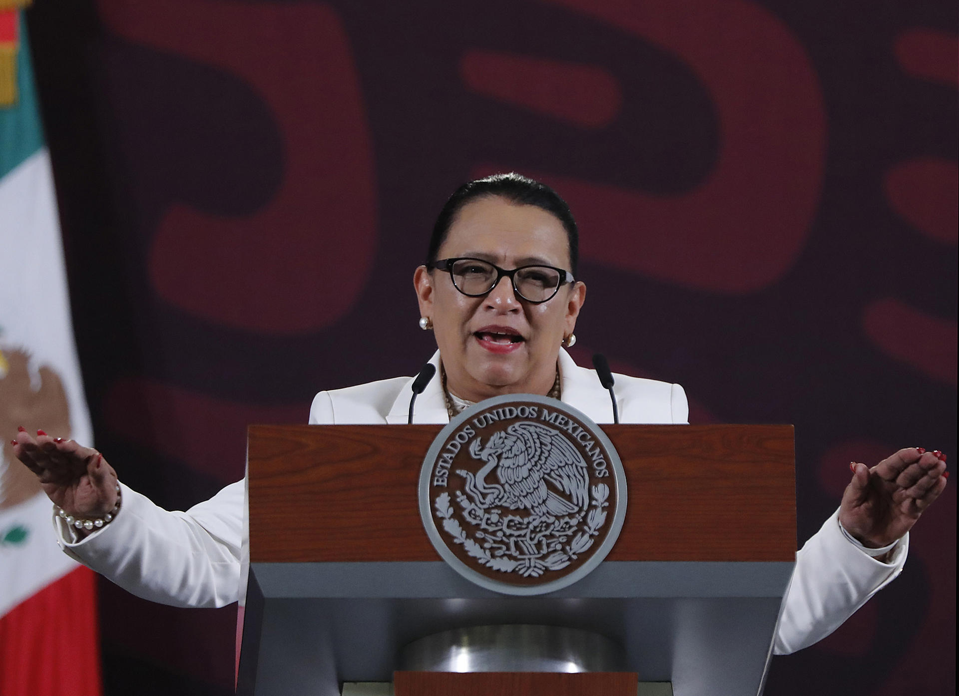 La secretaria de Seguridad y Protección Ciudadana (SSPC) Rosa Icela Rodríguez participa en una conferencia de prensa este martes, en el Palacio Nacional, en la Ciudad de México (México). EFE/Mario Guzmán
