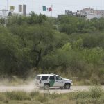 Un vehículo de la Oficina de Aduanas y Protección Fronteriza patrulla por una carretera próxima al Río Grande en McAllen, Texas (EE.UU.). Imagen de archivo. EFE/Michael Reynolds