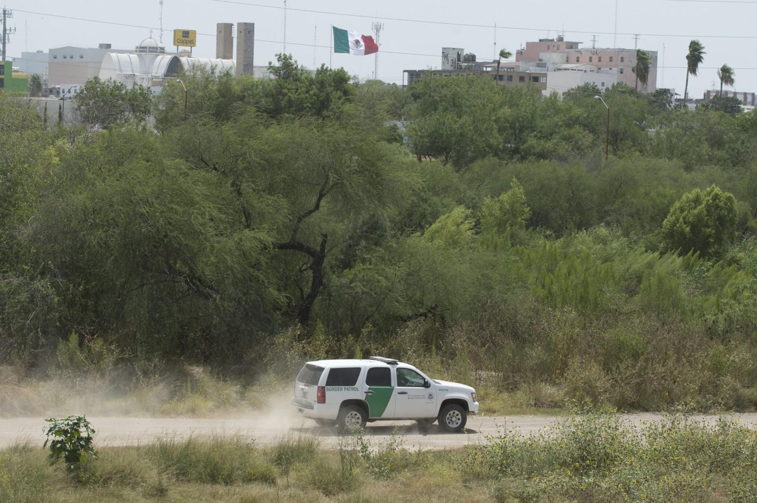 Un vehículo de la Oficina de Aduanas y Protección Fronteriza patrulla por una carretera próxima al Río Grande en McAllen, Texas (EE.UU.). Imagen de archivo. EFE/Michael Reynolds