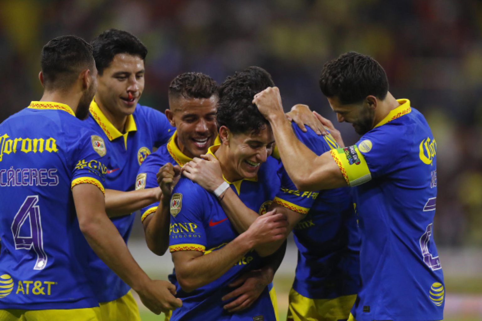 Jugadores de América celebran la segunda anotación de Alejandro Zendejas (c). Imagen de archivo. EFE/ Francisco Guasco