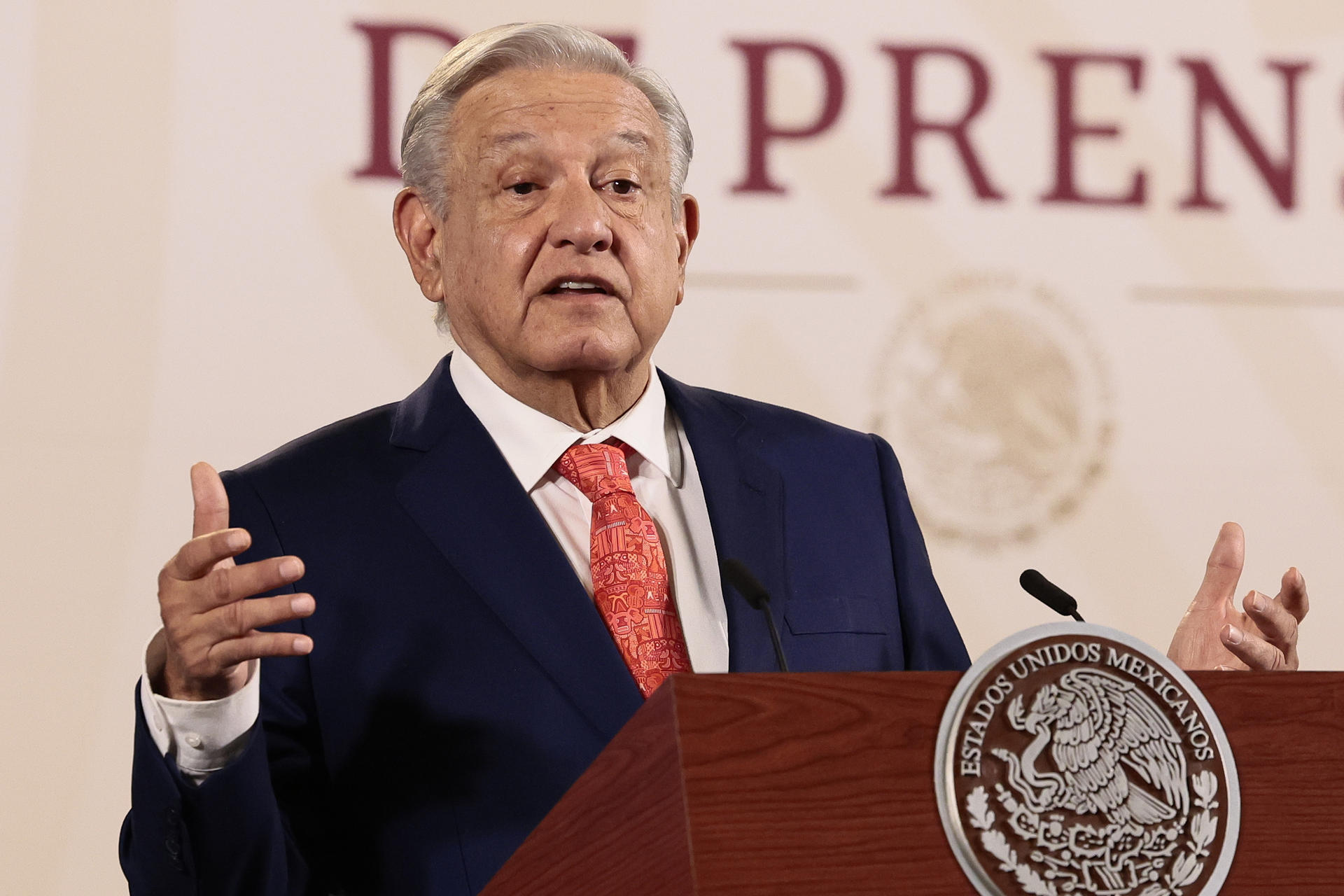 El presidente de México, Andrés Manuel López Obrador, habla durante su conferencia de prensa matutina este lunes en el Palacio Nacional de la Ciudad de México (México). EFE/ José Méndez
