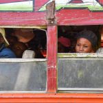 Haitianos viajan en un transporte público en Puerto Príncipe (Haití). EFE/ Johnson Sabin