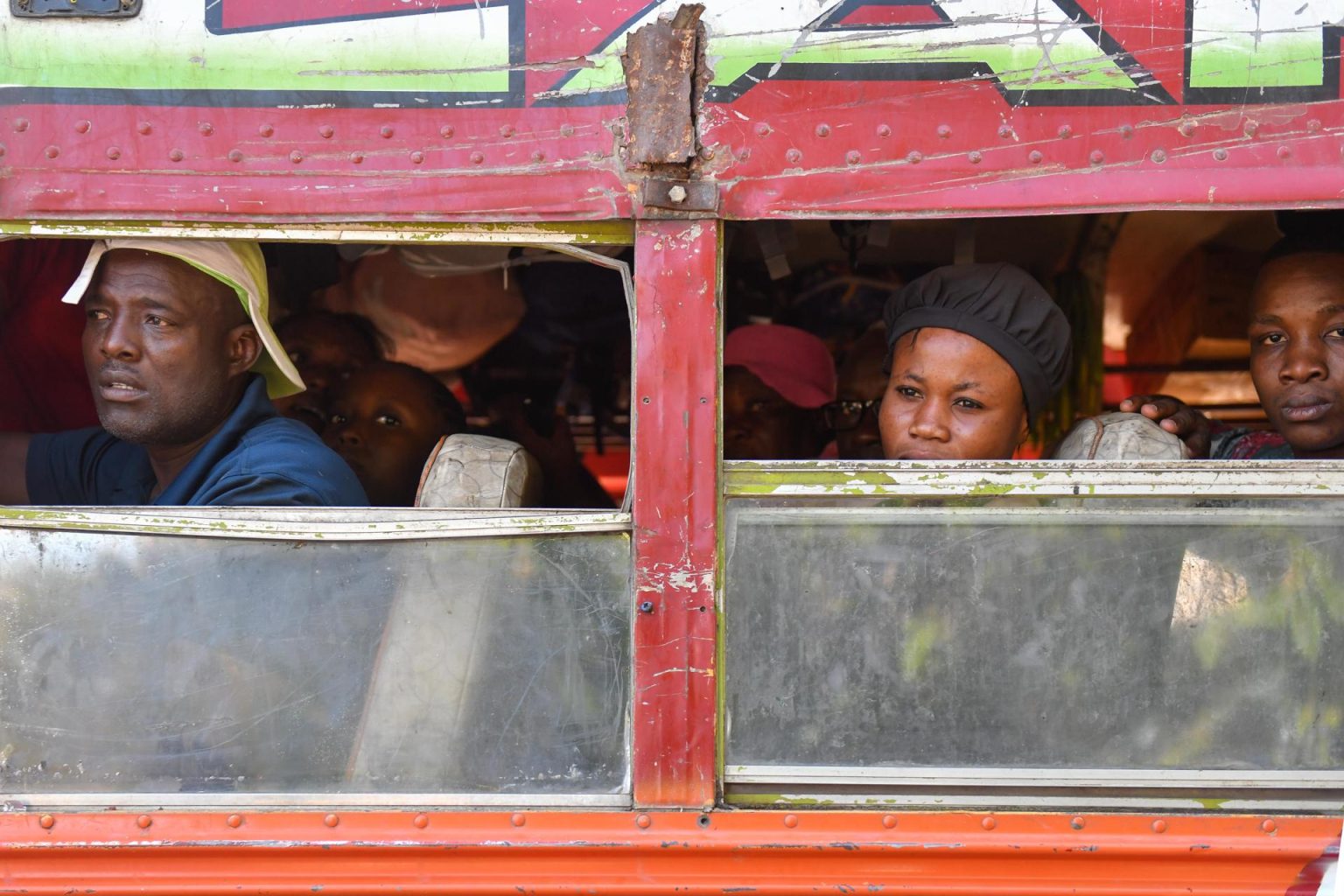 Haitianos viajan en un transporte público en Puerto Príncipe (Haití). EFE/ Johnson Sabin