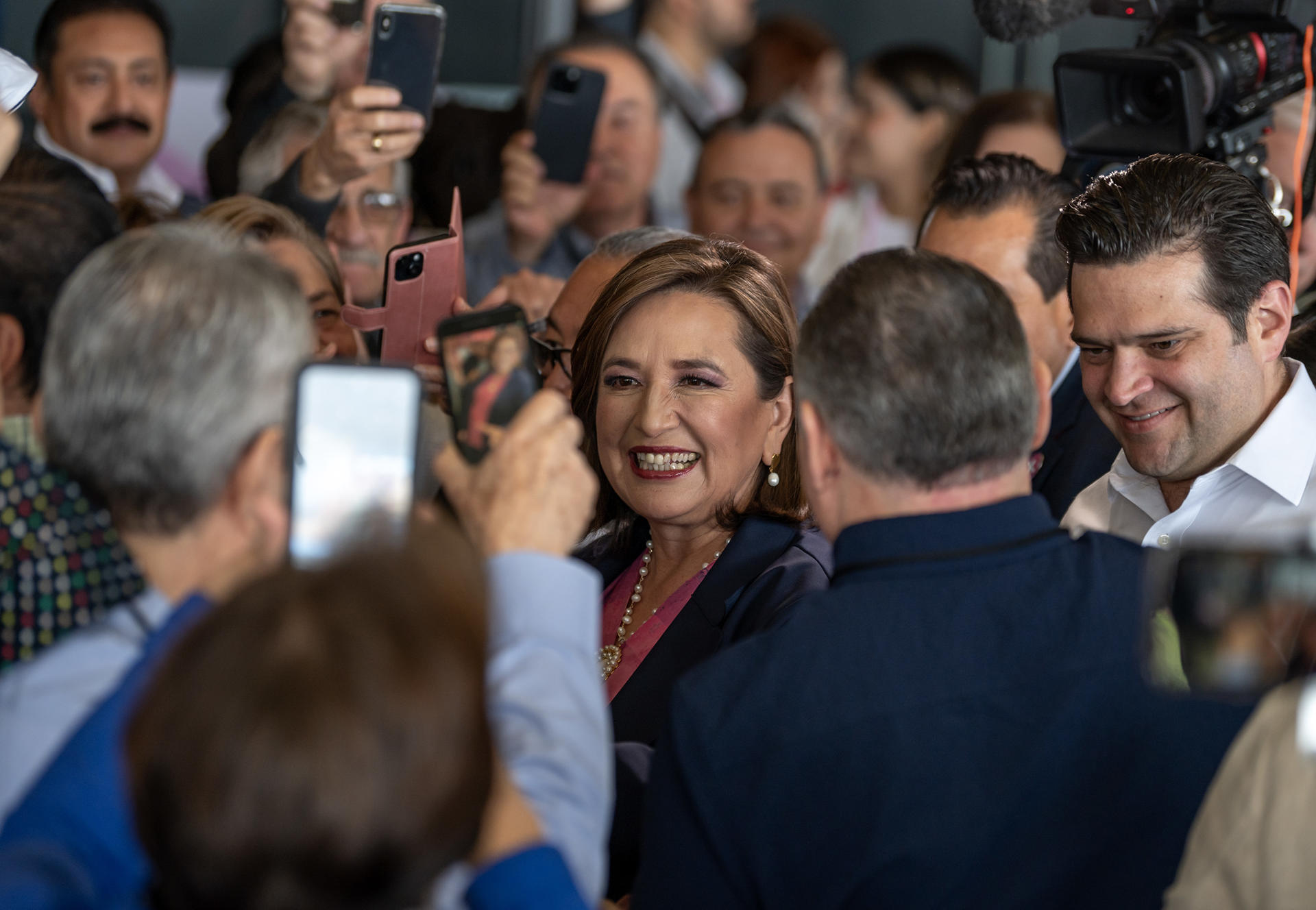 La candidata presidencial de la coalición opositora 'Fuerza y Corazón por México', Xóchitl Gálvez, saluda simpatizantes durante su participación en un foro ambiental este sábado, en la ciudad de Monterrey, en Nuevo León (México). EFE/ Miguel Sierra
