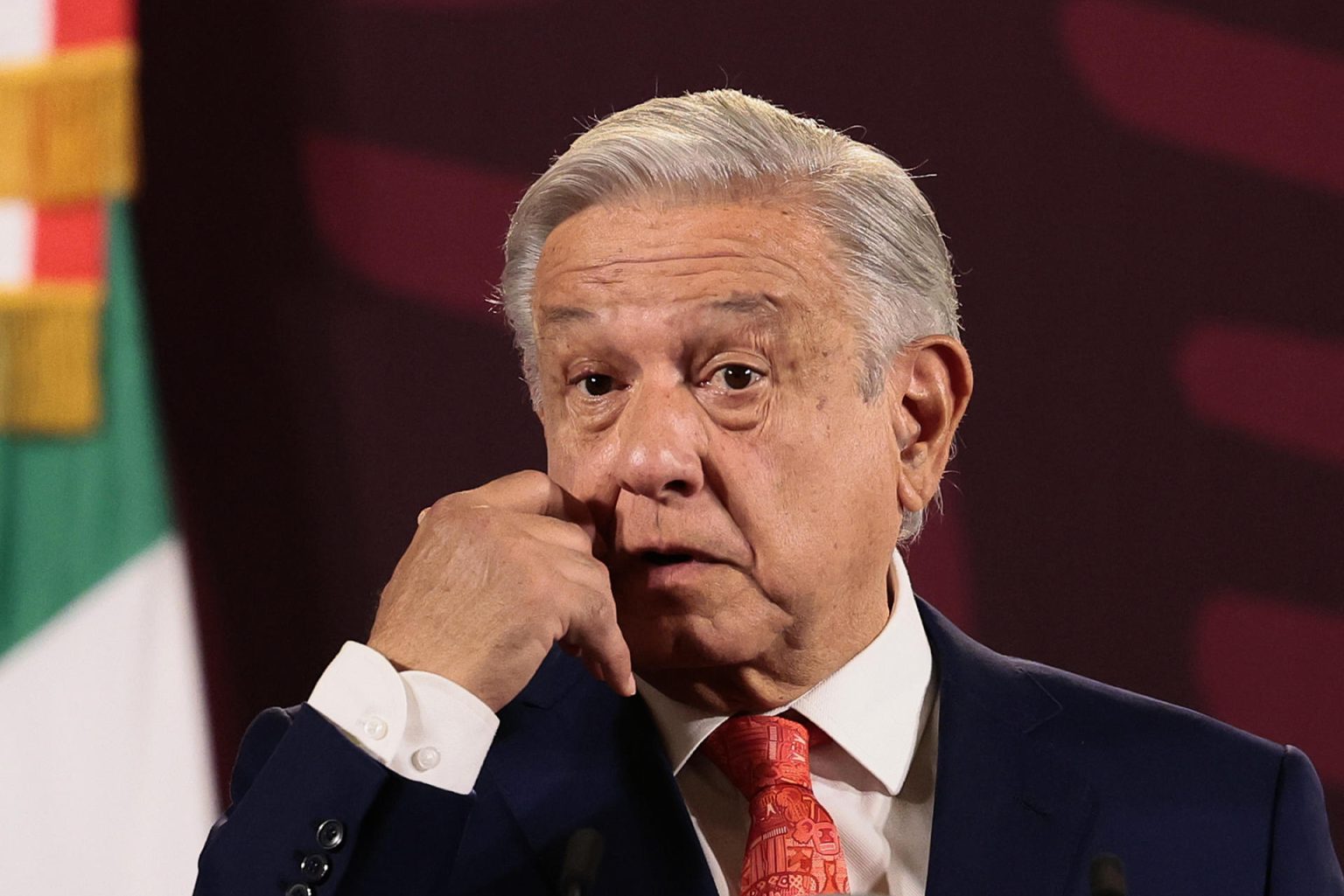 El presidente de México, Andrés Manuel López Obrador, habla durante su conferencia de prensa matutina este lunes en el Palacio Nacional de la Ciudad de México (México). EFE/ José Méndez