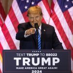 El ex presidente estadounidense Donald Trump habla con sus partidarios durante la fiesta de vigilancia nocturna electoral del Super Martes en Mar-a-Lago, Palm Beach, Florida, Estados Unidos. Fotografía de archivo. EFE/EPA/CRISTÓBAL HERRERA-ULASHKEVICH