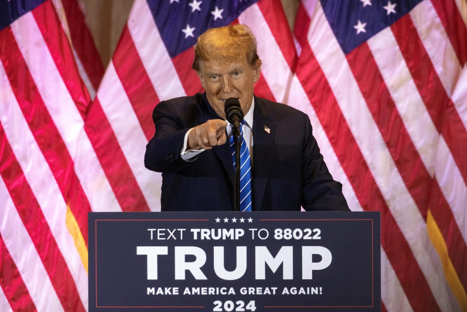 El ex presidente estadounidense Donald Trump habla con sus partidarios durante la fiesta de vigilancia nocturna electoral del Super Martes en Mar-a-Lago, Palm Beach, Florida, Estados Unidos. Fotografía de archivo. EFE/EPA/CRISTÓBAL HERRERA-ULASHKEVICH