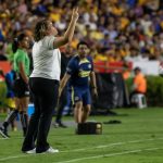 Fotografía de archivo en la que se registró a la entrenadora del equipo femenino de fútbol de México Tigres, la española Milagros Martínez (c-i), durante un partido, en la ciudad de Monterrey (México). EFE/Miguel Sierra