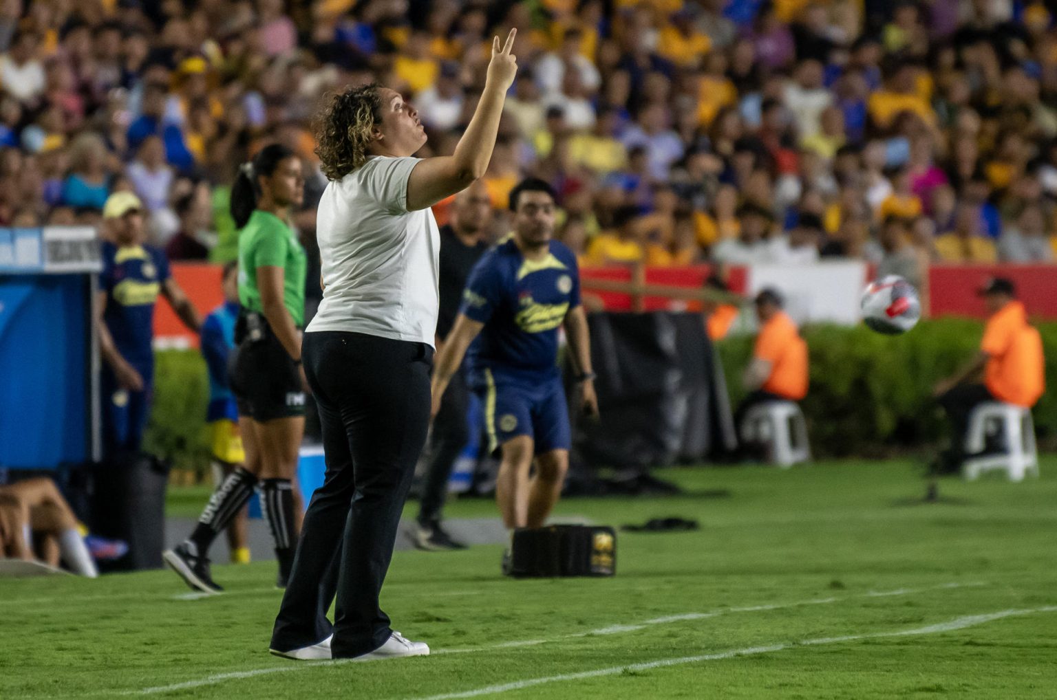 Fotografía de archivo en la que se registró a la entrenadora del equipo femenino de fútbol de México Tigres, la española Milagros Martínez (c-i), durante un partido, en la ciudad de Monterrey (México). EFE/Miguel Sierra