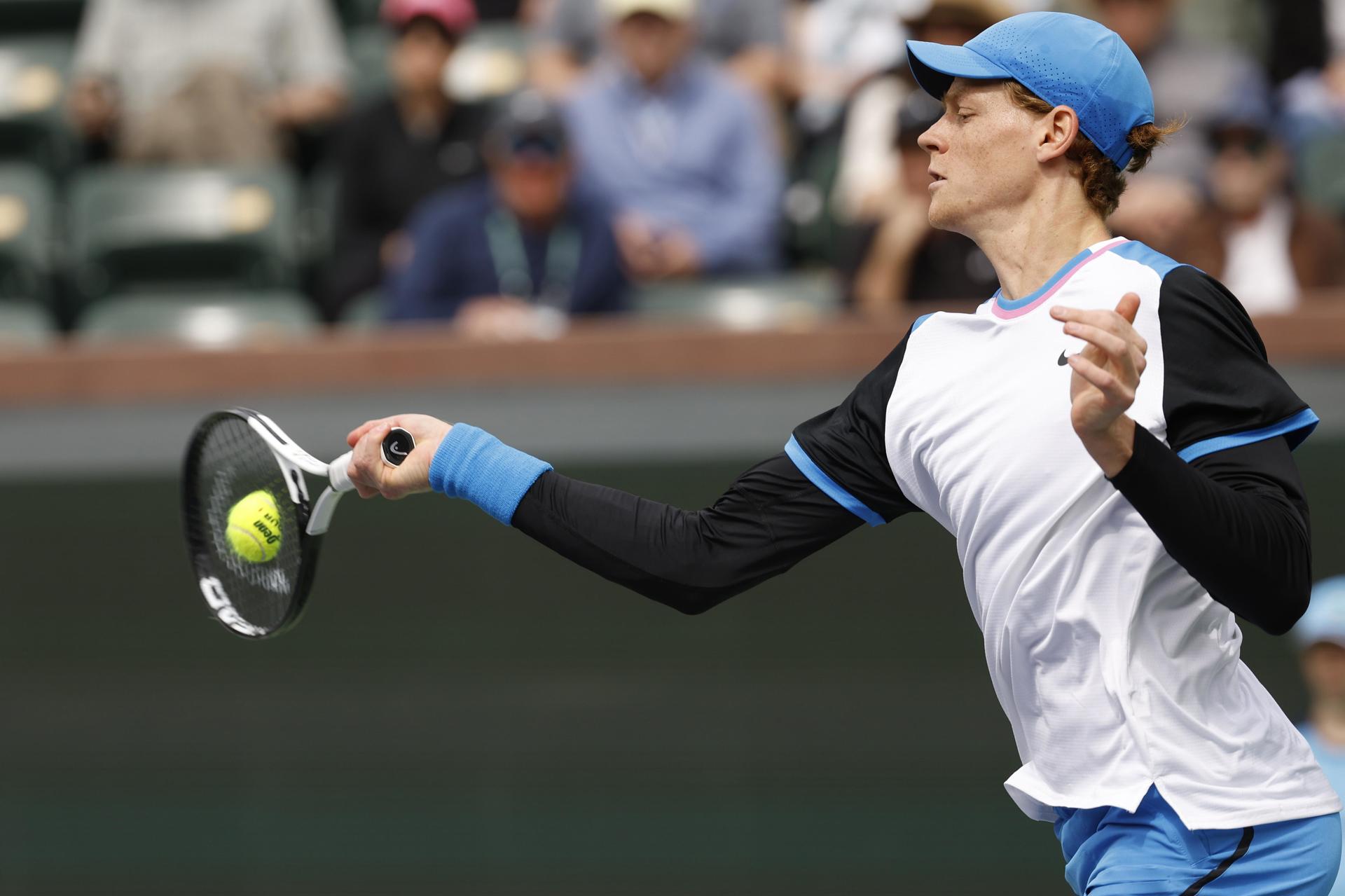 El tenista italiano Jannik Sinner fue registrado este jueves, 14 de mazo, al devolverle una bola al checo Jiri Lehecka, durante un partido de los cuartos de final del Masters 1.000 de Indian Wells, en Indian Wells (California, EE.UU.). EFE/John G. Mabanglo
