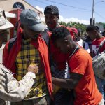 Fotografía de archivo de haitianos vigilados por miembros del Cuerpo Especializado en Seguridad Fronteriza Terrestre de República Dominicana. EFE/ Orlando Barría