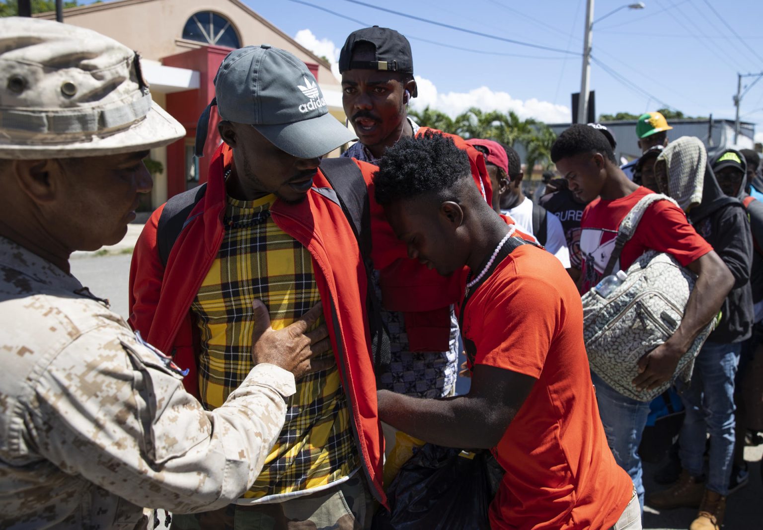 Fotografía de archivo de haitianos vigilados por miembros del Cuerpo Especializado en Seguridad Fronteriza Terrestre de República Dominicana. EFE/ Orlando Barría