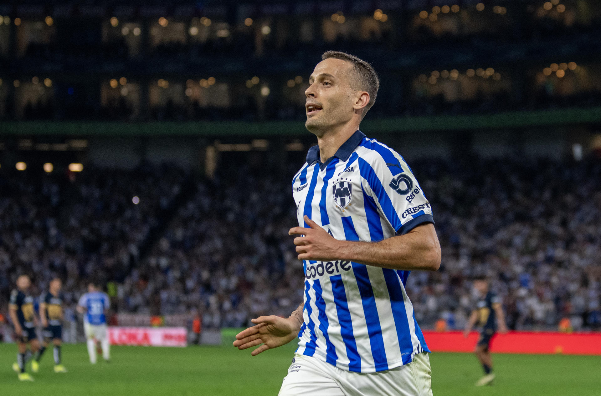 Sergio Canales, centrocampista español del club mexicano de fútbol Rayados de Monterrey, fue registrado este domingo, 3 de marzo, al celebrar un gol que le anotó a los Pumas, durante un partido de la fecha 10 del Torneo Clausura 2024 del fútbol en México, en el estadio BBVA, en Monterrey. EFE/Miguel Sierra
