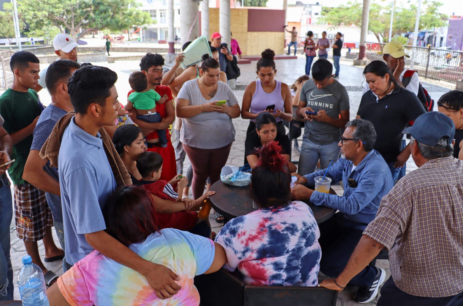 El coordinador del CDH, Luis Rey García Villagrán (d), habla durante una reunión con migrantes ecuatorianos este jueves, en la ciudad de Tapachula en el estado de Chiapas (México). EFE/Juan Manuel Blanco