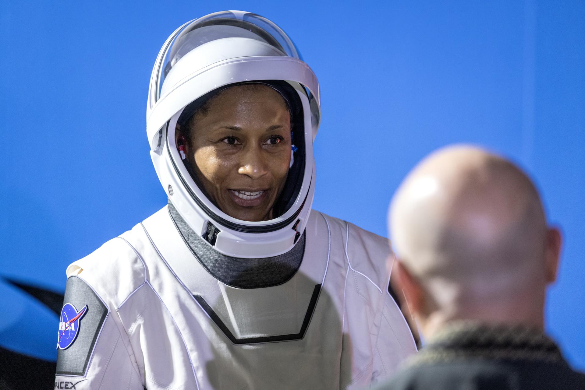 La astronauta estadounidense Jeanette Epps fue registrada este domingo, 3 de marzo, ante del despegue de la misión comercial tripulada de la NASA y SpaceX a la Estación Espacial Internacional Crew-8, en Titusville (Florida, EE.UU.). EFE/Cristóbal Herrera
